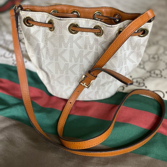 Michael Kors Crossbody 🤎🤍 - Picture 2 of 3